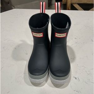 Navy Blue Hunter original speckled platform waterproof rain boots.